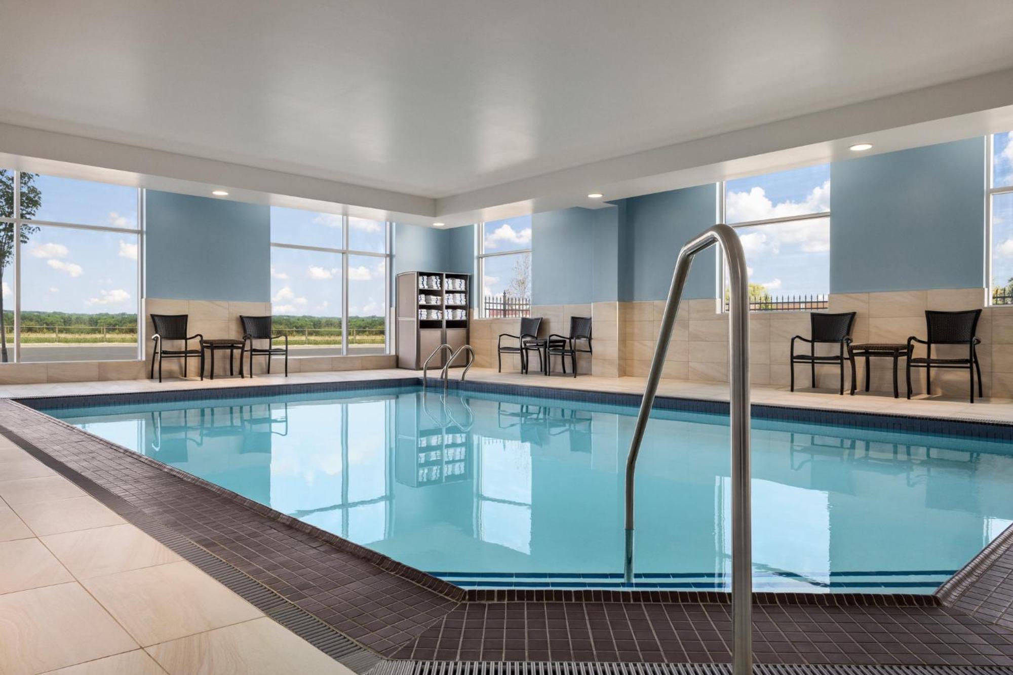 Holiday Inn Express - Strathroy By Ihg Exterior photo